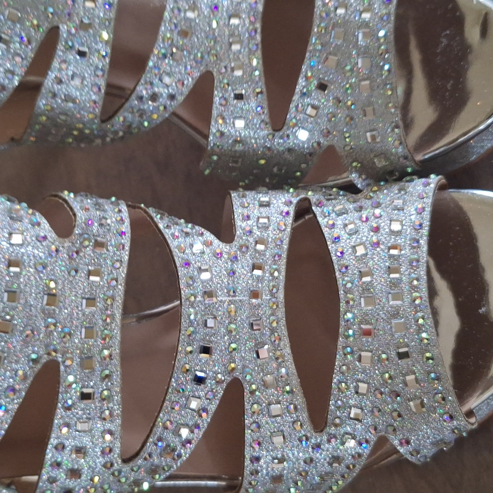 NWT Elegant Silver Strappy Women's Shoes Size 10 - Picture 6 of 16